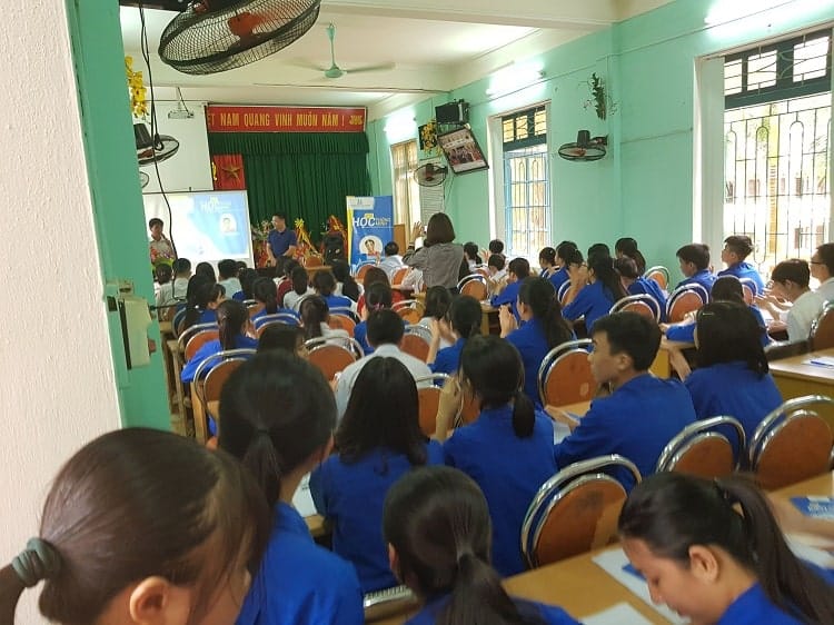 Students in Thanh Hoa Vietnam watching a HOCMAI education presentation in a classroom