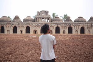 Carlo explores the incredible sights of India.